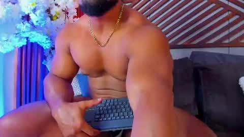 Snapshot of mike_estevess chatting on July 14, 10:21 am online show from July 14, 10:21 am