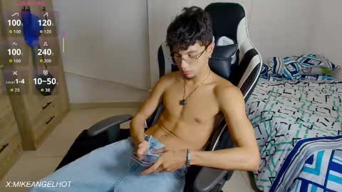 Snapshot of mike_pineapple chatting on June 3, 3:31 am Mike Pineapple online show from June 3, 3:31 am
