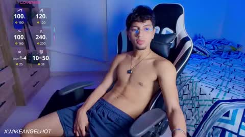 Snapshot of mike_pineapple chatting on June 5, 3:46 am Mike Pineapple online show from June 5, 3:46 am