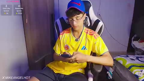 Snapshot of mike_pineapple chatting on June 19, 3:33 am Mike Pineapple online show from June 19, 3:33 am