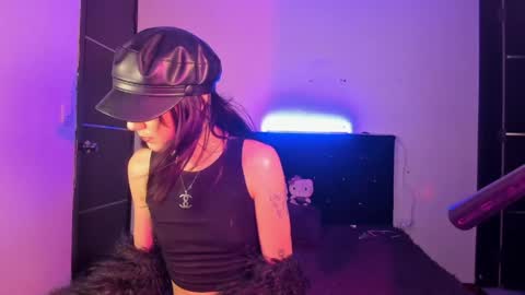 Snapshot of mikee_g chatting on April 21, 10:23 pm ZARA BLARE online show from April 21, 10:23 pm
