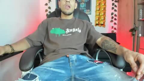 Snapshot of mikee_scooth chatting on December 24, 4:11 am mikee_scooth online show from December 24, 4:11 am