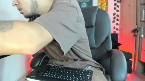 Snapshot of mikee_scooth chatting on December 27, 9:43 pm mikee_scooth online show from December 27, 9:43 pm