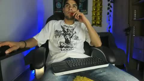 Snapshot of mikee_scooth chatting on January 6, 4:26 am mikee_scooth online show from January 6, 4:26 am