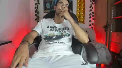 Snapshot of mikee_scooth chatting on January 8, 1:42 am mikee_scooth online show from January 8, 1:42 am