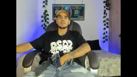 Snapshot of mikee_scooth chatting on February 24, 2:40 am mikee_scooth online show from February 24, 2:40 am