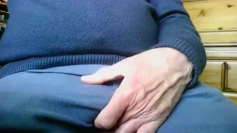 Snapshot of mikeybed chatting on April 10, 11:37 am mikeybed online show from April 10, 11:37 am