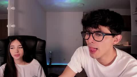 Snapshot of mikeyvioleta chatting on November 12, 1:39 am VIOLETAMIKE online show from November 12, 1:39 am