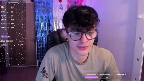 Snapshot of mikeyvioleta chatting on July 29, 8:01 am VIOLETAMIKE online show from July 29, 8:01 am