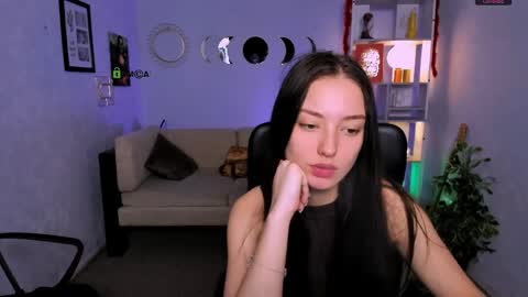 Snapshot of miki_nikki chatting on April 20, 5:43 am Miki online show from April 20, 5:43 am