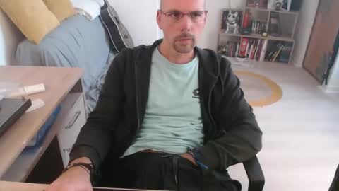 mikmik91 online show from October 13, 10:15 am