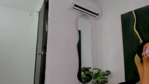 Snapshot of mila_petiteasm chatting on June 25, 12:20 pm mila_petiteasm online show from June 25, 12:20 pm