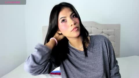 Snapshot of mila_rey25_ chatting on November 1, 5:31 am laura online show from November 1, 5:31 am