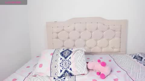 Snapshot of mila_rey25_ chatting on November 5, 4:12 am laura online show from November 5, 4:12 am