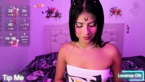 Snapshot of mila_rey25_ chatting on November 15, 8:38 pm laura online show from November 15, 8:38 pm