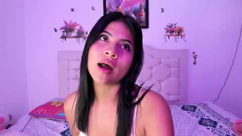 Snapshot of mila_rey25_ chatting on November 20, 5:18 am laura online show from November 20, 5:18 am