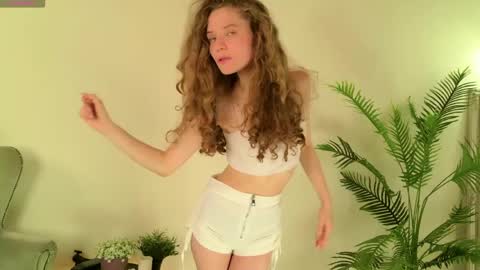 Snapshot of mila_stain chatting on May 16, 7:27 am Mila online show from May 16, 7:27 am