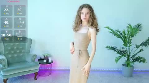 Snapshot of mila_stain chatting on June 7, 7:56 am Mila online show from June 7, 7:56 am