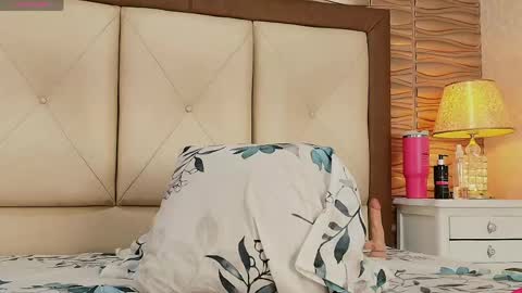 miladiosa online show from May 2, 1:38 pm