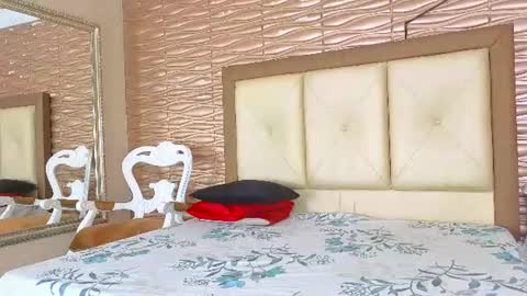 miladiosa online show from August 1, 11:31 am