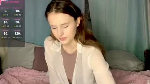 Snapshot of milaelin chatting on June 15, 10:12 pm Mila online show from June 15, 10:12 pm