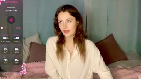 Snapshot of milaelin chatting on June 25, 11:31 pm Mila online show from June 25, 11:31 pm