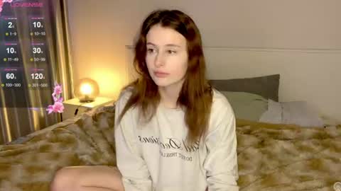 Snapshot of milaelin chatting on July 21, 7:11 am Mila online show from July 21, 7:11 am