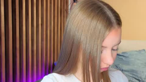 Snapshot of milaice chatting on May 17, 3:08 pm Mila online show from May 17, 3:08 pm