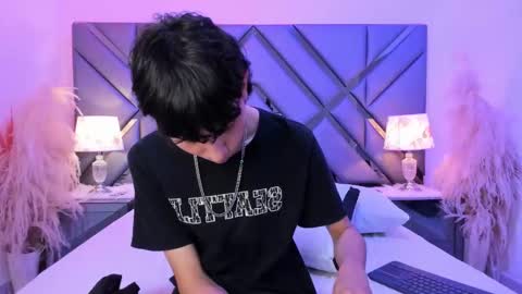 milan_lewiss online show from February 23, 11:18 am