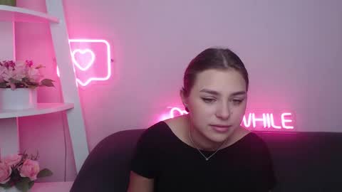 Snapshot of milanaangelas chatting on February 9, 5:40 am milanaangelas online show from February 9, 5:40 am