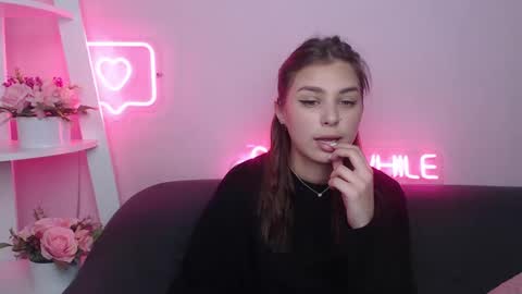 Snapshot of milanaangelas chatting on March 1, 5:42 am milanaangelas online show from March 1, 5:42 am