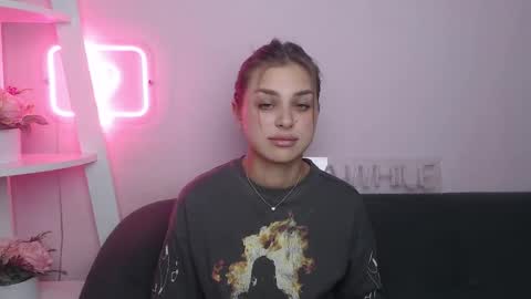 Snapshot of milanaangelas chatting on November 24, 9:03 pm milanaangelas online show from November 24, 9:03 pm