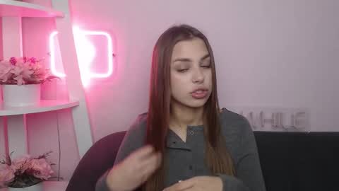 Snapshot of milanaangelas chatting on December 14, 5:46 am milanaangelas online show from December 14, 5:46 am