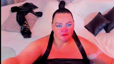 Snapshot of milanabiegert chatting on December 20, 7:17 pm Lana online show from December 20, 7:17 pm