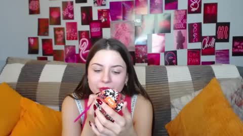 Snapshot of milanaroz chatting on February 7, 9:26 am milanaroz online show from February 7, 9:26 am