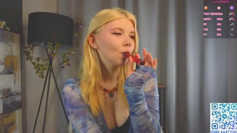 Snapshot of mildredbain chatting on January 30, 2:27 am Mila online show from January 30, 2:27 am