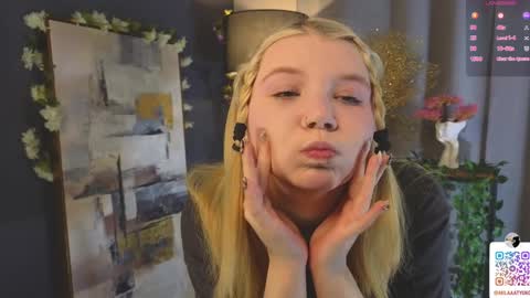 Snapshot of mildredbain chatting on February 9, 2:28 am Mila online show from February 9, 2:28 am