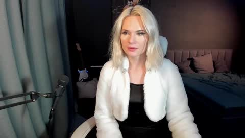 Snapshot of milena_marshmallows chatting on February 22, 11:57 pm Milena online show from February 22, 11:57 pm