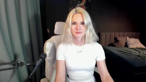 Snapshot of milena_marshmallows chatting on February 24, 1:57 am Milena online show from February 24, 1:57 am