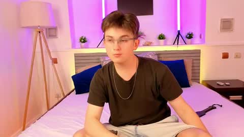Snapshot of miless_cooper chatting on April 30, 3:35 am Miles online show from April 30, 3:35 am