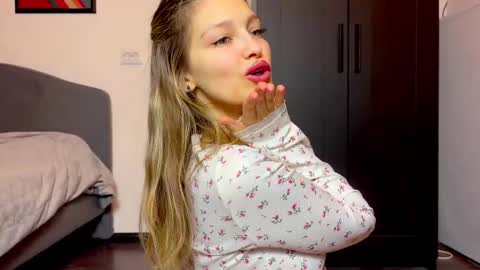 mileyy_cute online show from March 3, 11:10 pm