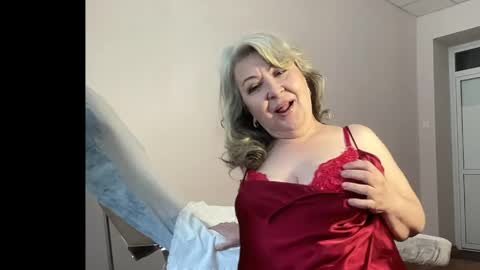 Snapshot of milf_charlotty chatting on May 27, 2:19 am Charlotte online show from May 27, 2:19 am