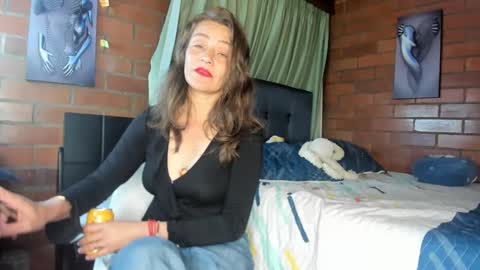 Snapshot of milf_darling chatting on February 8, 12:28 am Victoria online show from February 8, 12:28 am