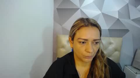 Snapshot of milf_hugeboobs chatting on December 20, 10:44 am milf_hugeboobs online show from December 20, 10:44 am