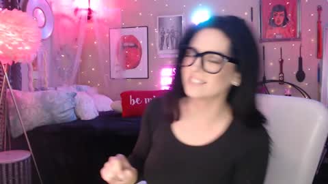 Snapshot of milf_lacey chatting on February 17, 4:37 pm Milf Lacey online show from February 17, 4:37 pm