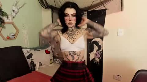 Snapshot of milf_onlyseduction chatting on June 16, 1:36 pm Isabella online show from June 16, 1:36 pm
