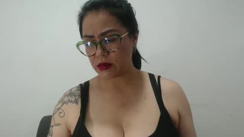 Snapshot of milfcamila367608 chatting on October 23, 4:01 am camila online show from October 23, 4:01 am