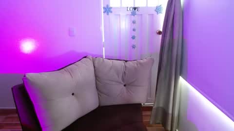 Snapshot of milfrosalie chatting on February 28, 1:03 pm Rosalie online show from February 28, 1:03 pm