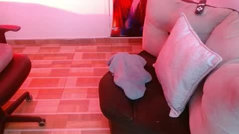 Snapshot of milfrosalie chatting on December 15, 9:46 am Rosalie online show from December 15, 9:46 am