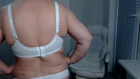 MilfScarlette online show from July 3, 6:20 am